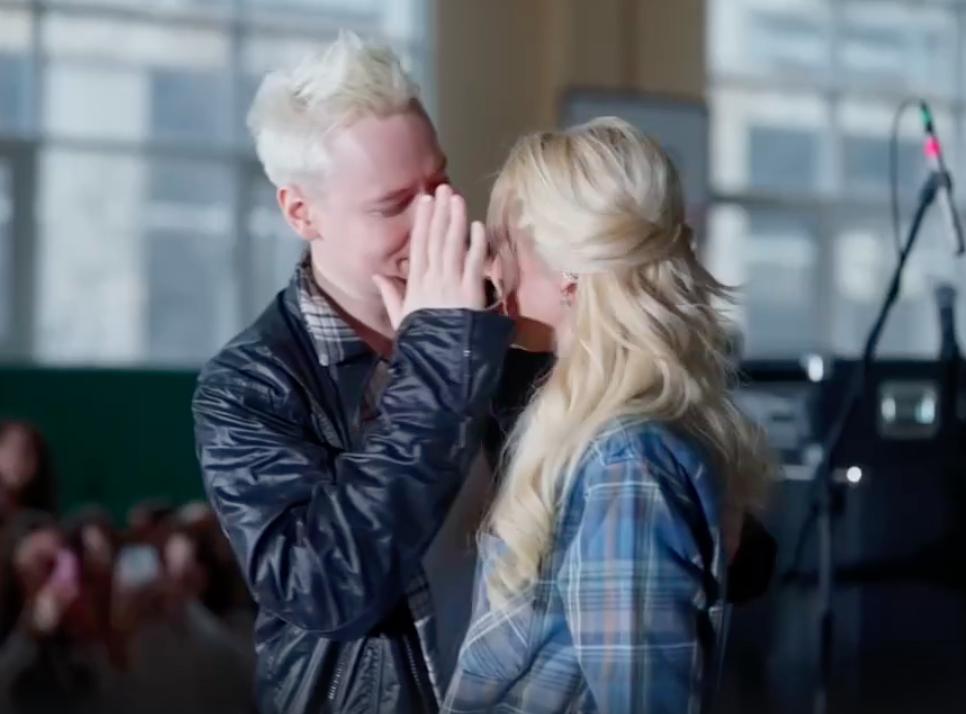 Шашқа арналған кондиционер дегеніміз не? Қарау үшін үлкен сиськи және кеуделер